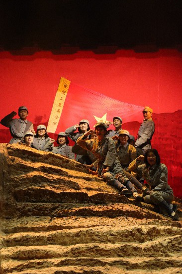 “不怕困難，不怕?tīng)奚瑸楣伯a(chǎn)主義事業(yè)奮斗到底！”徐學(xué)弋在犧牲時(shí)沒(méi)有完成的入黨宣誓，由他身邊的同學(xué)們?yōu)樗瓿伞?></p>
<p style=