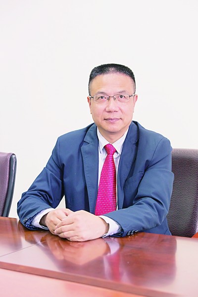 徐飛 教授、博士生導(dǎo)師。歷任上海交通大學(xué)副校長、西南交通大學(xué)校長、上海財經(jīng)大學(xué)常務(wù)副校長，現(xiàn)任福耀科技大學(xué)常務(wù)副校長。國務(wù)院政府特殊津貼專家。先后兼任中國鐵道學(xué)會副理事長，中國管理學(xué)會組織與戰(zhàn)略專業(yè)委員會副主任，教育部高等學(xué)校創(chuàng)新創(chuàng)業(yè)教育指導(dǎo)委員會副主任，中國高等教育學(xué)會創(chuàng)新創(chuàng)業(yè)教育分會理事長，中國高質(zhì)量MBA教育認證（CAMEA）工作委員會副主任，中國職業(yè)技術(shù)教育學(xué)會副會長等。主要研究領(lǐng)域為戰(zhàn)略管理、競爭戰(zhàn)略與博弈論、創(chuàng)新創(chuàng)業(yè)、跨文化戰(zhàn)略領(lǐng)導(dǎo)力等。出版著作20余部。