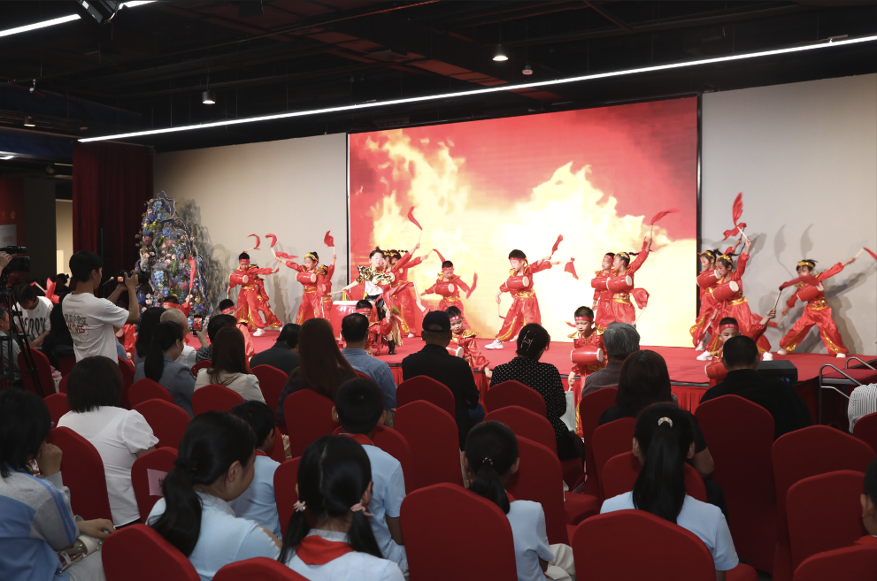 活動上，學生們進行文化展演。學校供圖