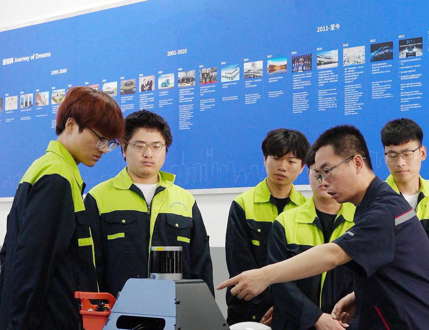 企業(yè)技術導師在校內生產實訓車間為學生授課。學校供圖