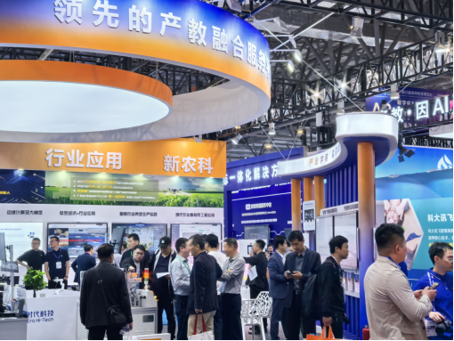 企業(yè)展區(qū)內，高科技吸引大家駐足。人民網(wǎng)記者 王海躍攝