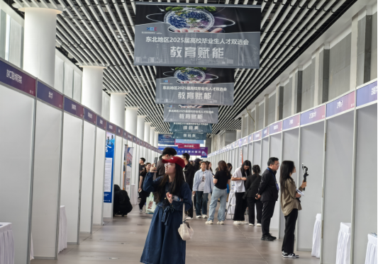 高博會人才專區(qū)，廣大求職者認真挑選適合自己的崗位。人民網(wǎng)記者 王海躍攝