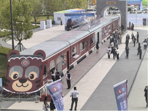 東北亞長旅號亮相高博會。人民網(wǎng)記者 王海躍攝