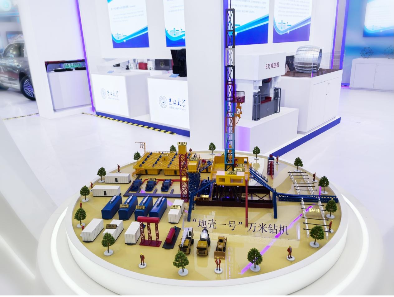 “地殼一號(hào)”萬(wàn)米鑽機(jī)模型。人民網(wǎng)記者 王海躍攝