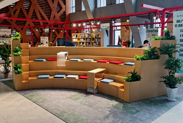 學(xué)生設(shè)計(jì)的校園景觀階梯。校方供圖