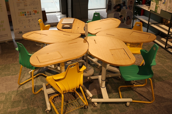  學(xué)生設(shè)計(jì)的花瓣桌。校方供圖