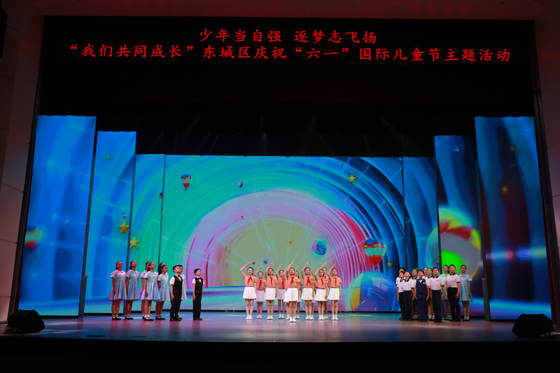 孩子們用藝術(shù)點亮《夢想舞臺》，豐富多彩的藝術(shù)活動提升學(xué)生的綜合素養(yǎng)。主辦方供圖