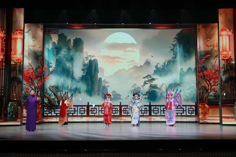 在《中軸線上話非遺》展演中學生表演京劇與快板。主辦方供圖