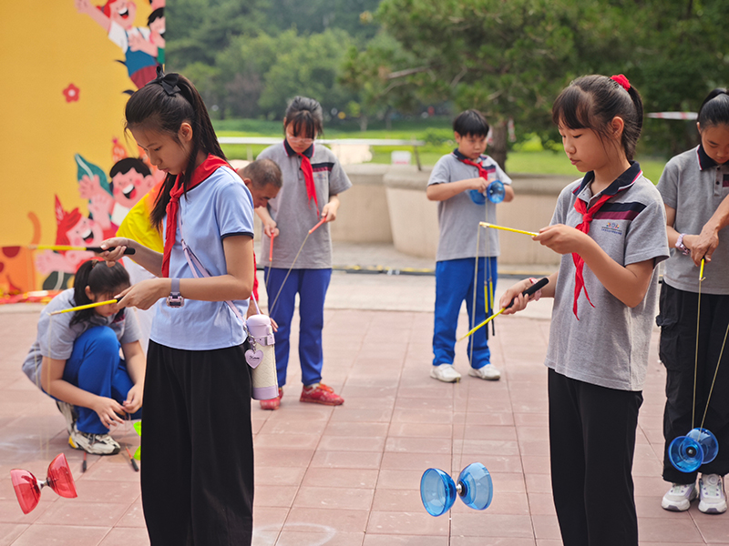 活動(dòng)現(xiàn)場(chǎng)，學(xué)生們學(xué)習(xí)抖空竹。人民網(wǎng)記者 郝孟佳攝