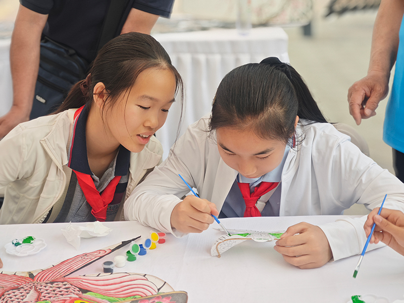 活動現(xiàn)場,學(xué)生們正在學(xué)習(xí)畫紙鳶。人民網(wǎng)記者 郝孟佳攝