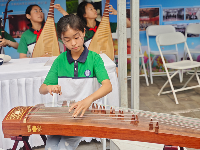 活動(dòng)現(xiàn)場(chǎng)，學(xué)生正在彈奏民樂。人民網(wǎng)記者 郝孟佳攝