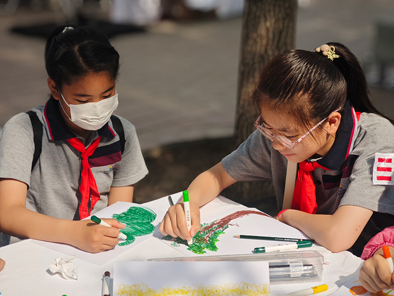 活動現(xiàn)場，學生們進行繪畫創(chuàng)作。人民網(wǎng)記者 郝孟佳攝