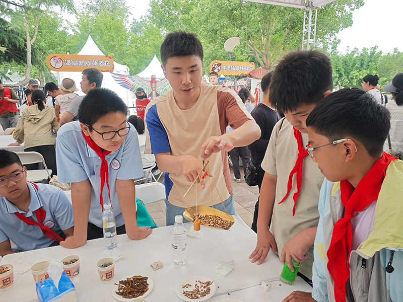 活動現(xiàn)場，學(xué)生們在學(xué)習(xí)中藥知識。人民網(wǎng)記者 郝孟佳攝