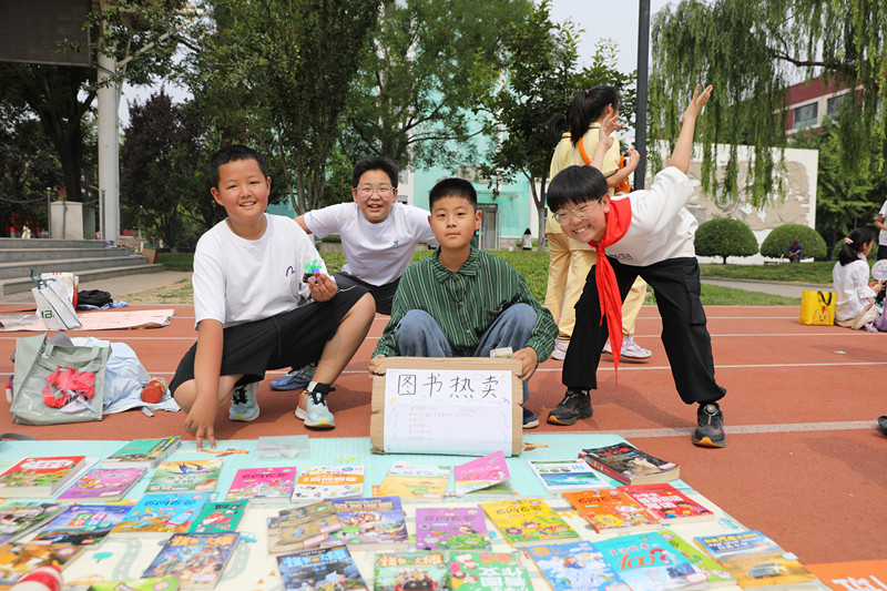 北京第二實(shí)驗(yàn)小學(xué)大興實(shí)驗(yàn)學(xué)校圖書義賣活動(dòng)現(xiàn)場(chǎng)。校方供圖