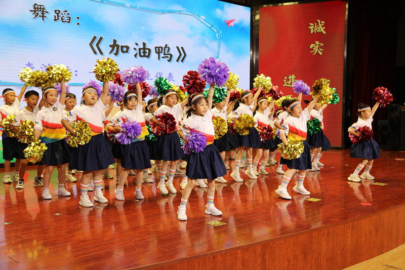 北京市第十一中學(xué)附屬精忠街小學(xué)舉行“童心筑夢傳經(jīng)典 書香精忠慶六一”活動。校方供圖