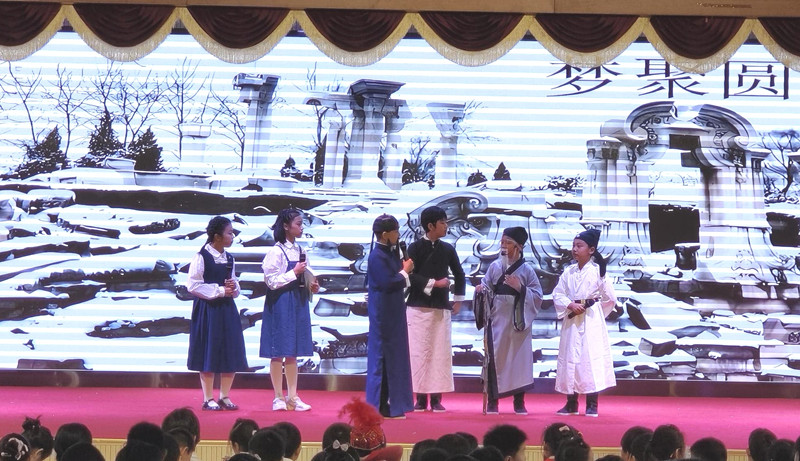 北京市第十八中學(xué)時光學(xué)校舉辦慶六一文藝展演。校方供圖