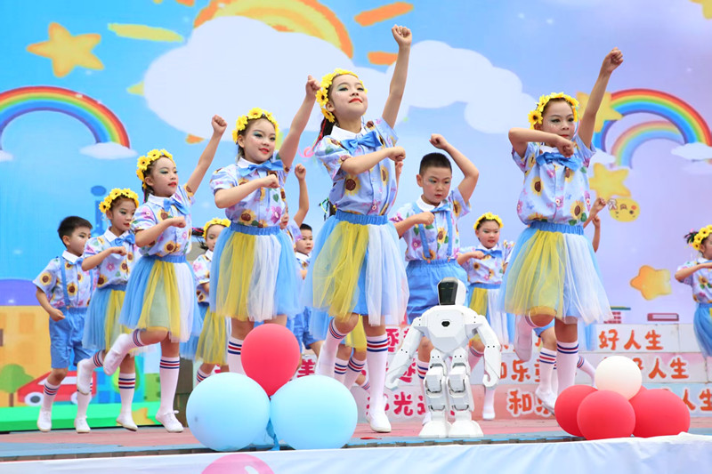 湖北省十堰市五堰小學(xué)舉辦“五育花開 童心向黨”慶六一文藝匯演。校方供圖
