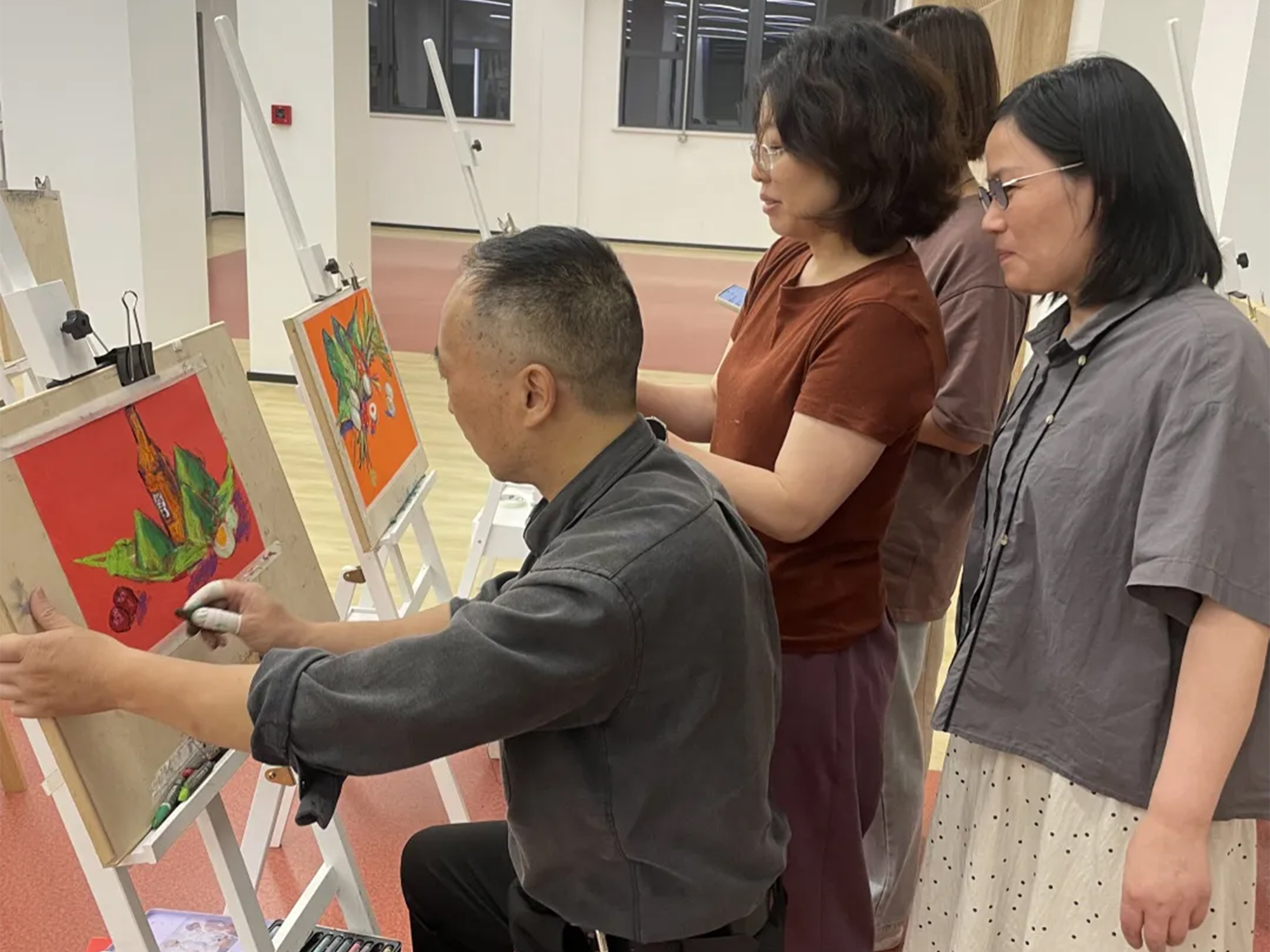 圖為職工夜校的砂紙畫課堂。常州市總工會(huì)供圖