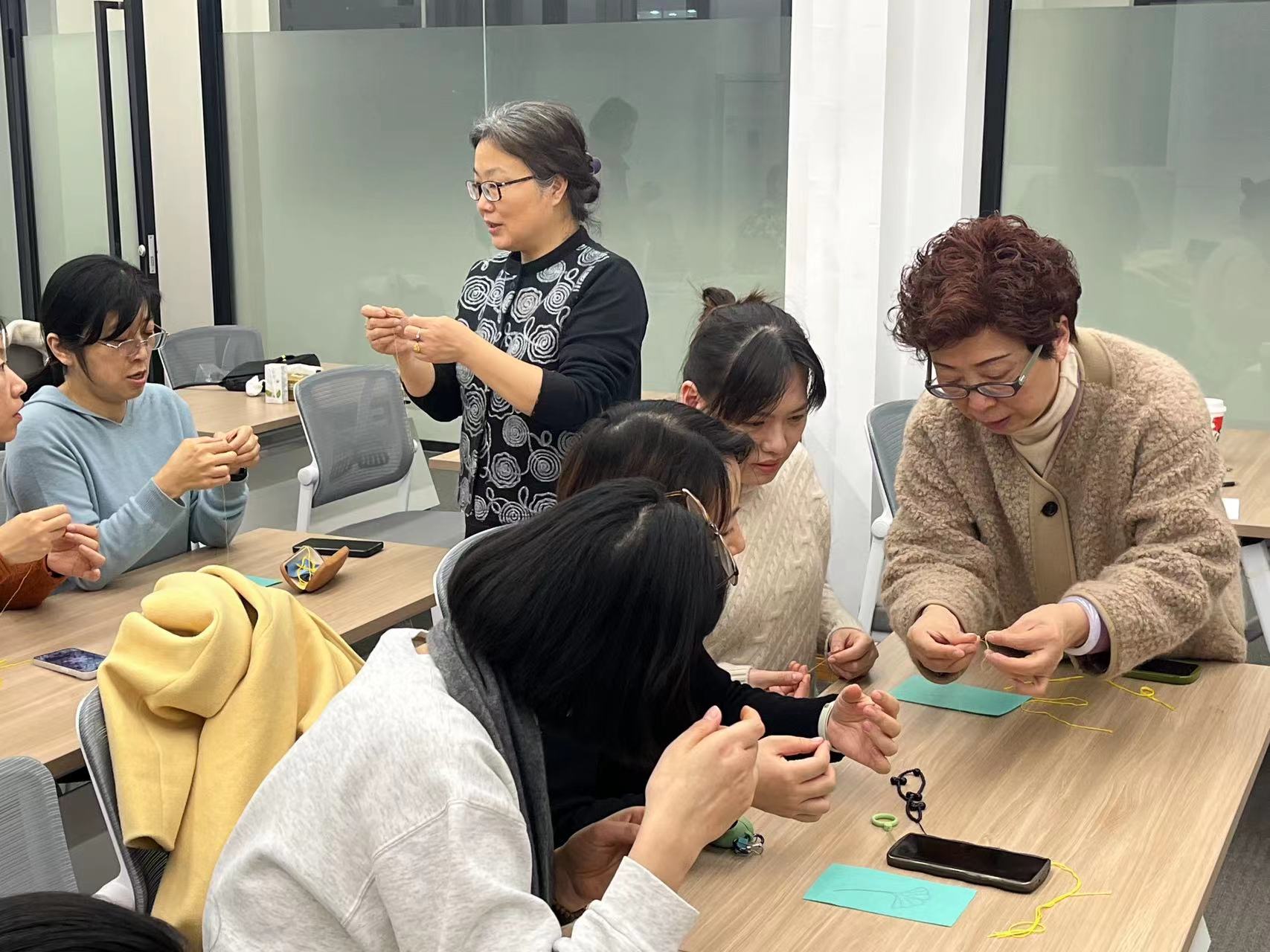 圖為亂針繡中國工藝美術(shù)大師孫燕云(右)授課。常州市總工會(huì)供圖