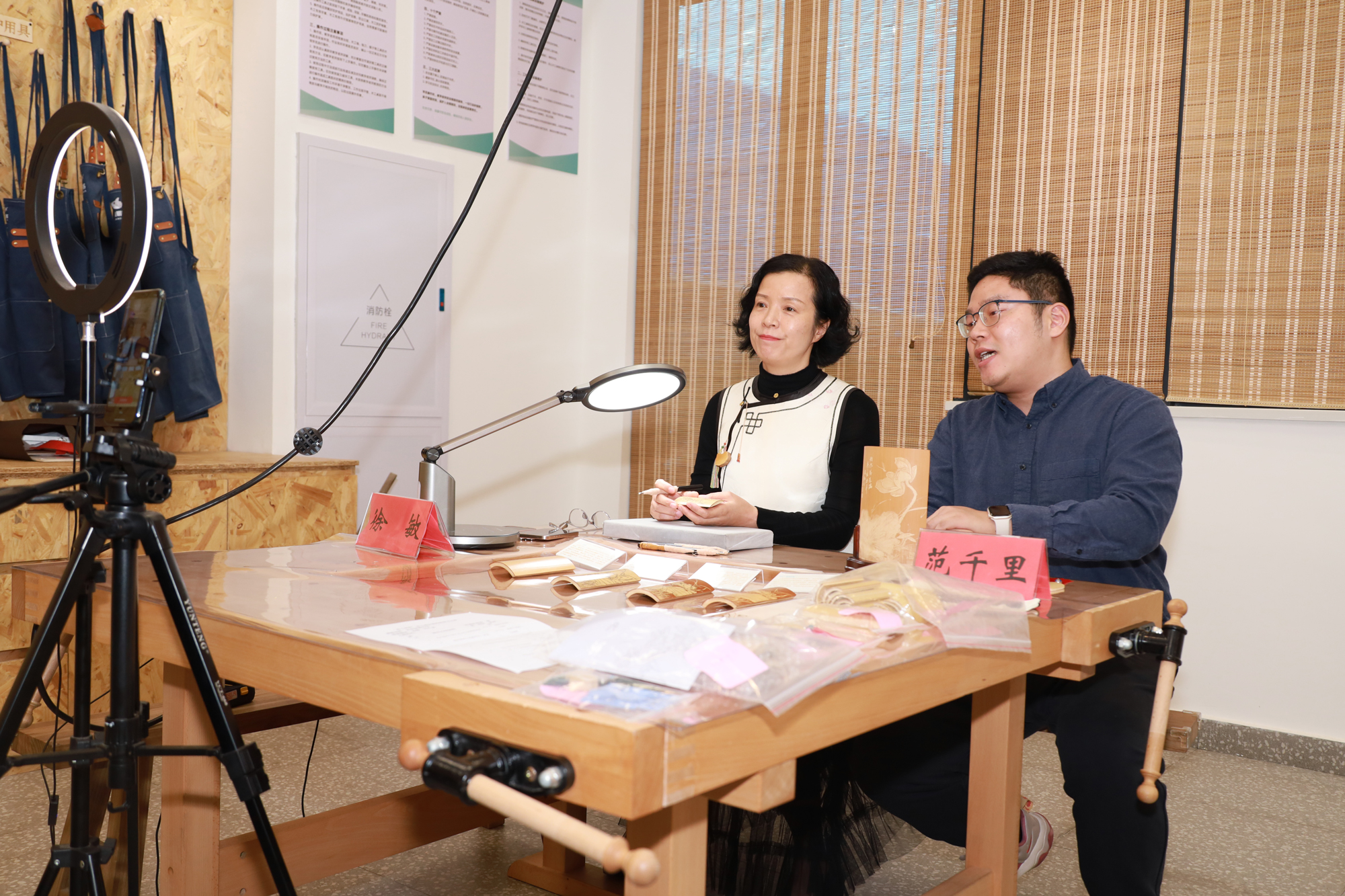 圖為留青竹刻非遺傳承人徐敏（左）、范千里（右）直播授課。常州市總工會(huì)供圖