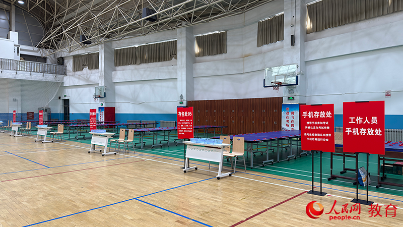 北京市第十九中學(xué)考點(diǎn)存包處。鄭爽攝