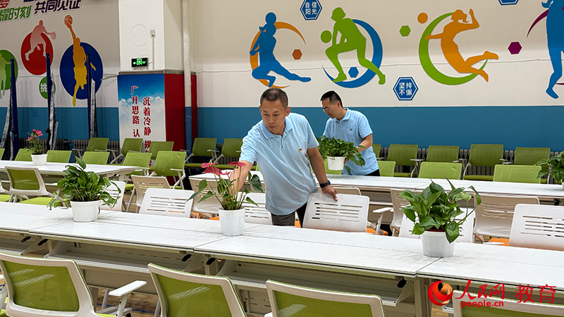 北京市十九中學(xué)考點(diǎn)工作人員在飲水處做準(zhǔn)備工作。鄭爽攝