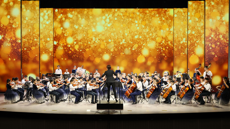 北京市第一七一中學(xué)附屬青年湖小學(xué)“童心向未來·美育伴成長”第二屆音樂專場演出活動(dòng)中“金百合”交響樂團(tuán)演奏。主辦方供圖