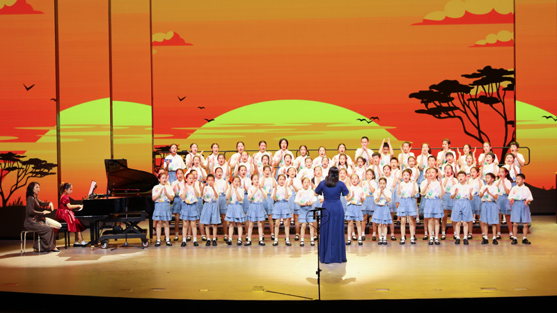 北京市第一七一中學(xué)附屬青年湖小學(xué)“童心向未來(lái)·美育伴成長(zhǎng)”第二屆音樂(lè)專場(chǎng)演出活動(dòng)中“金百靈”合唱團(tuán)演唱。主辦方供圖