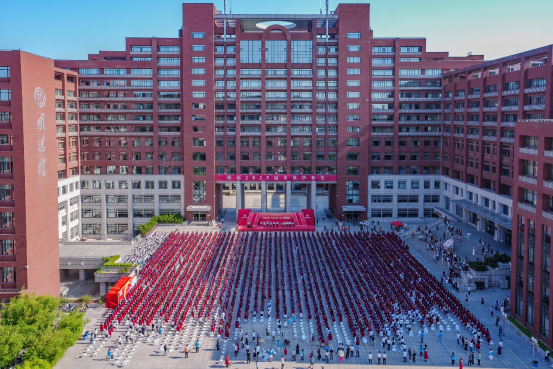 中國人民大學(xué)2025年畢業(yè)典禮現(xiàn)場(chǎng)。學(xué)校供圖