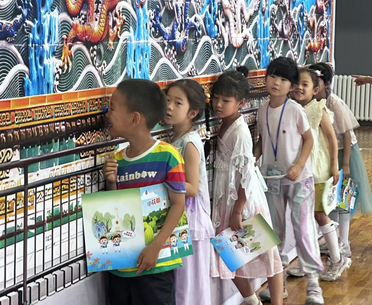 孩子們趴在“九龍壁”上傾聽家長(zhǎng)的回應(yīng)。王開陽(yáng) 攝