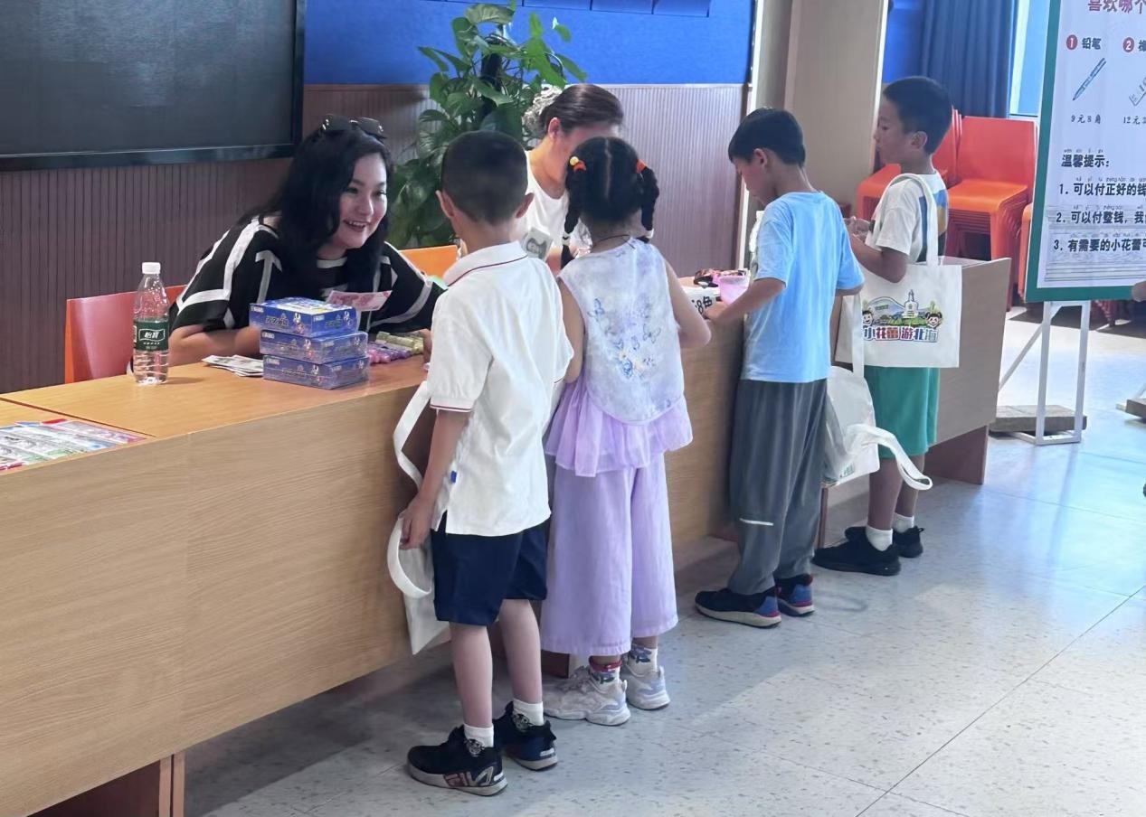 孩子們?cè)凇拔膭?chuàng)店”兌換禮品。王開陽(yáng) 攝