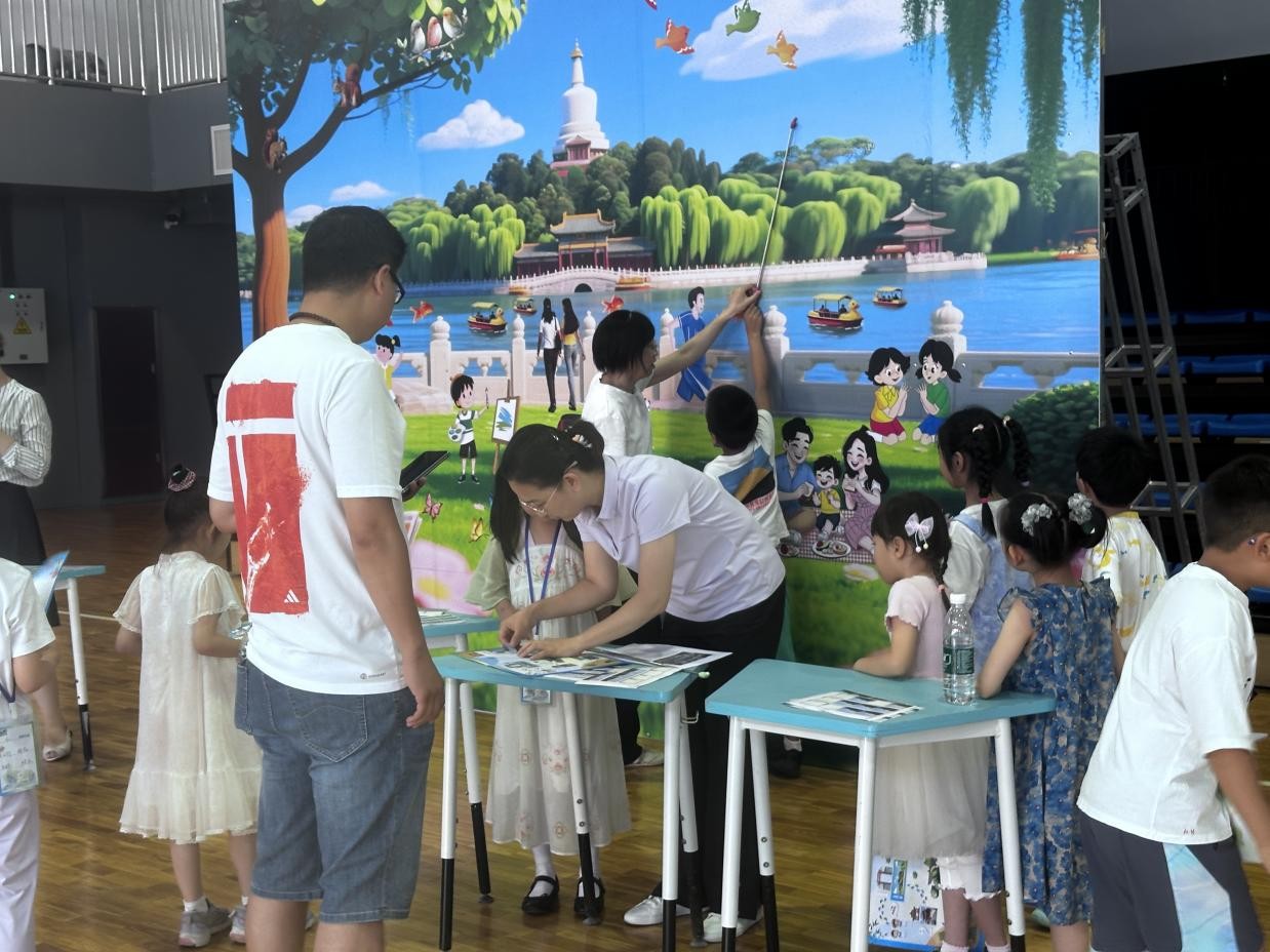 家長(zhǎng)志愿者引導(dǎo)學(xué)生描述“白塔圖畫”。王開陽(yáng)攝