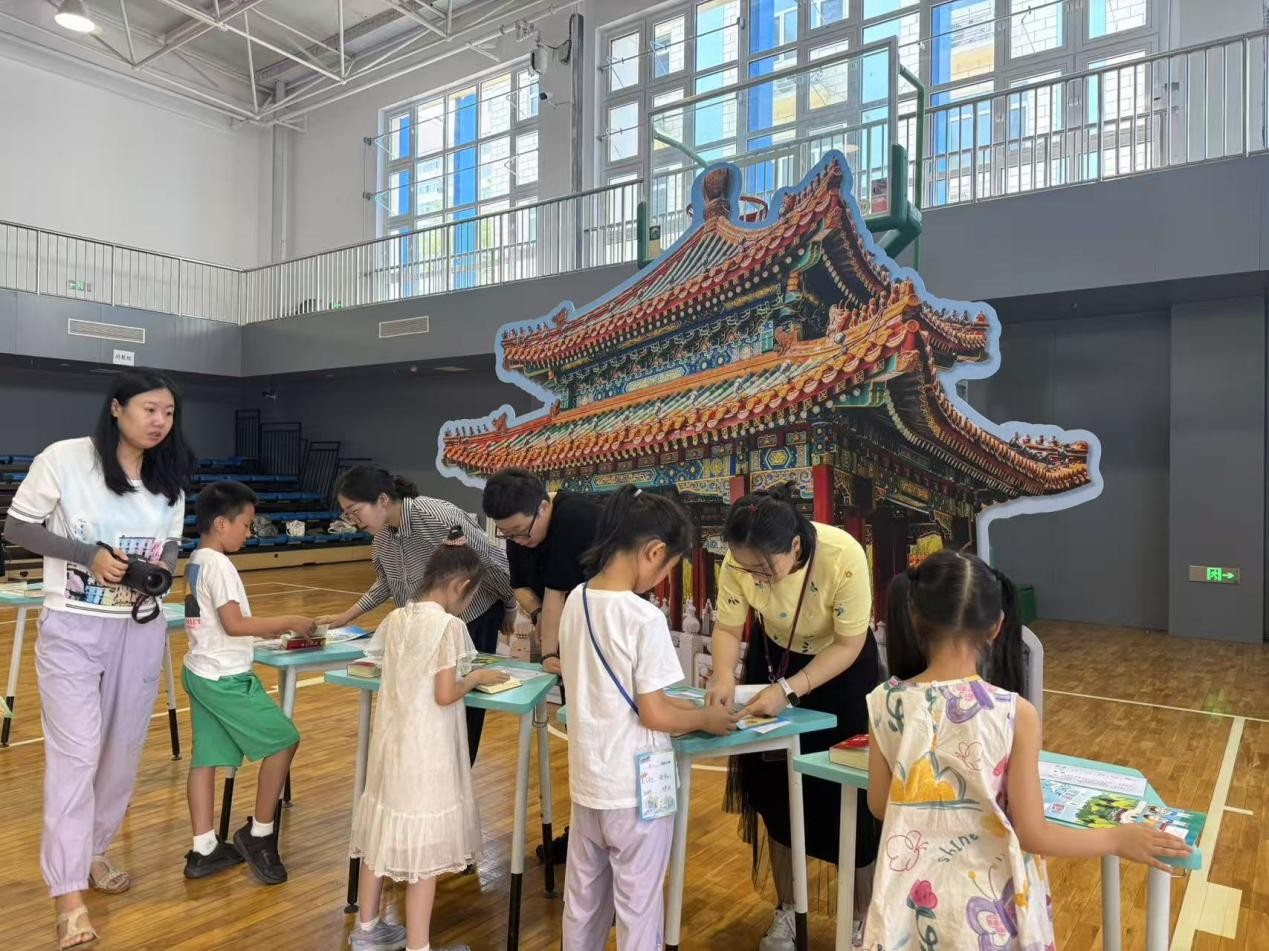 家長(zhǎng)志愿者引導(dǎo)孩子們查字典。王開陽(yáng) 攝