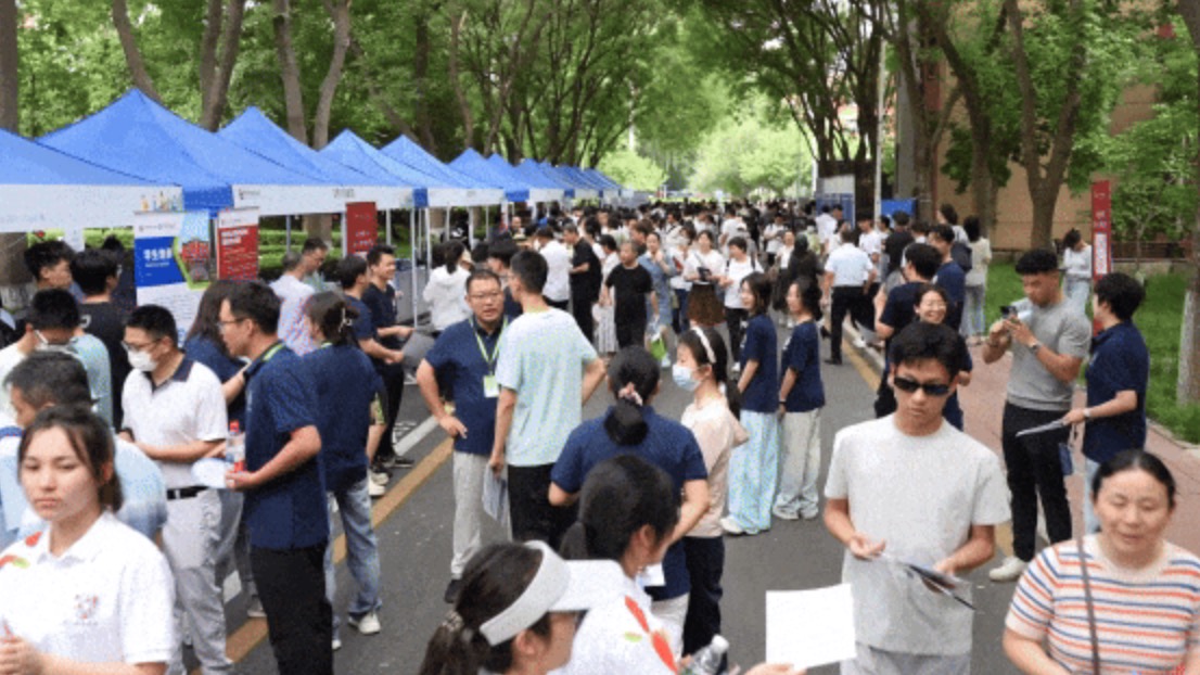 首都經(jīng)濟(jì)貿(mào)易大學(xué)2025年高招咨詢(xún)會(huì)現(xiàn)場(chǎng)。校方供圖