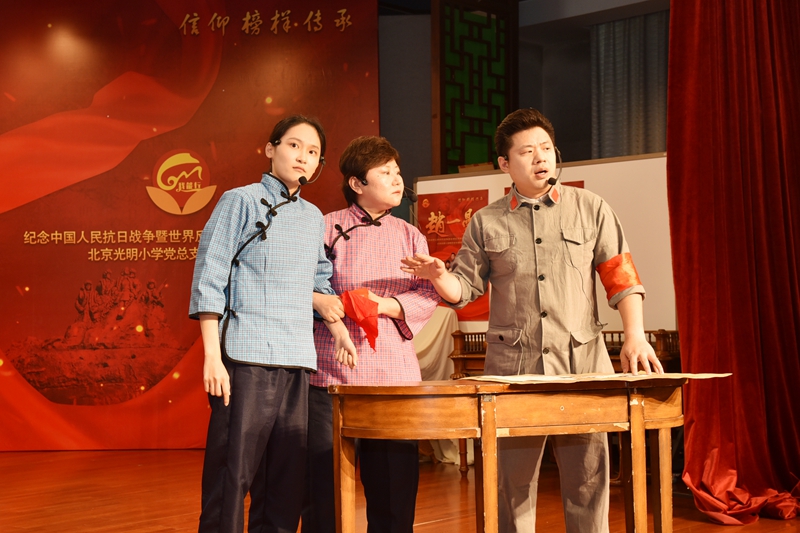 教師劇團(tuán)為全體師生傾情演繹紅色經(jīng)典劇目《趙一曼》。校方供圖