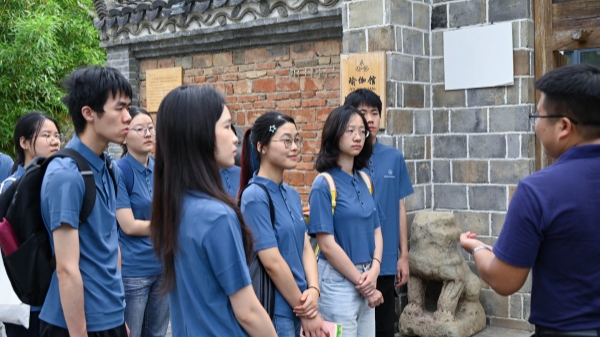 實(shí)踐隊(duì)參訪新集村 “三院七坊”建設(shè)。校方供圖