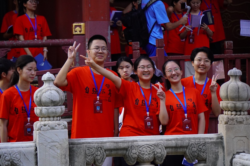 青年學(xué)子共探傳統(tǒng)文化傳承之路。校方供圖