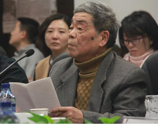 2015年，陳傳才在文學(xué)院校友會(huì)成立大會(huì)上發(fā)言。中國(guó)人民大學(xué)供圖