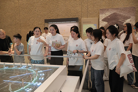 實(shí)踐團(tuán)成員參觀良渚博物院。學(xué)校供圖