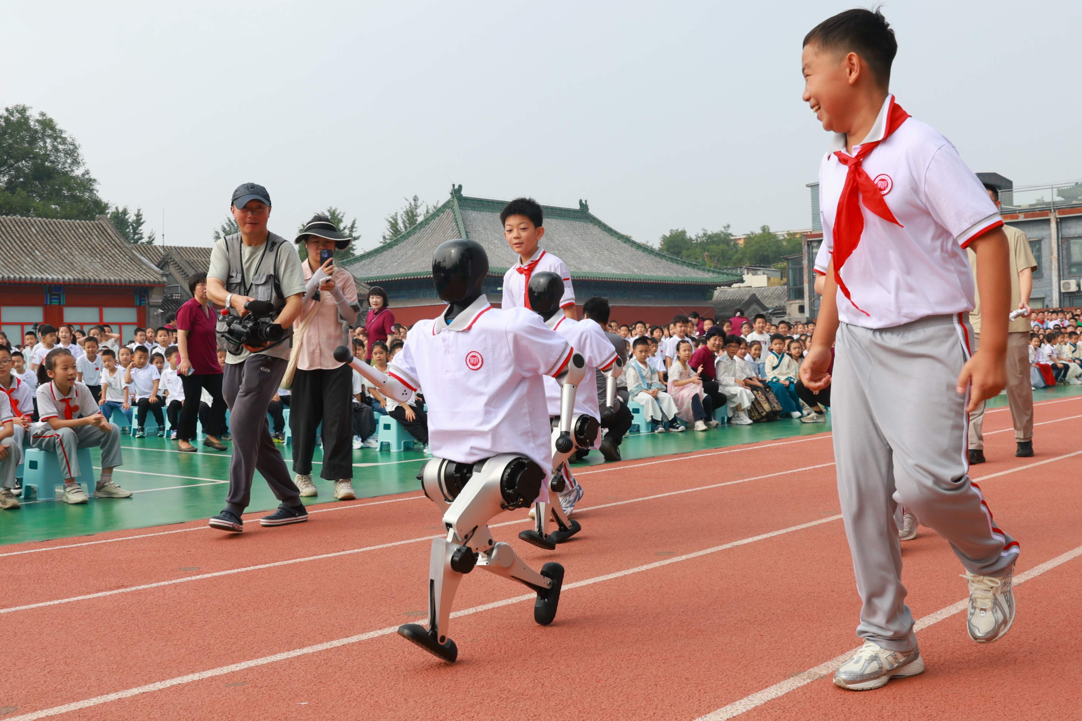 人形機器人與師生互動。校方供圖