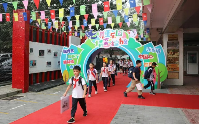 白家莊小學(xué)學(xué)生走進久違的校園。校方供圖