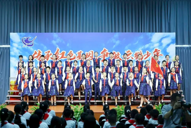 白家莊小學(xué)金帆合唱團現(xiàn)場藝術(shù)展示。校方供圖