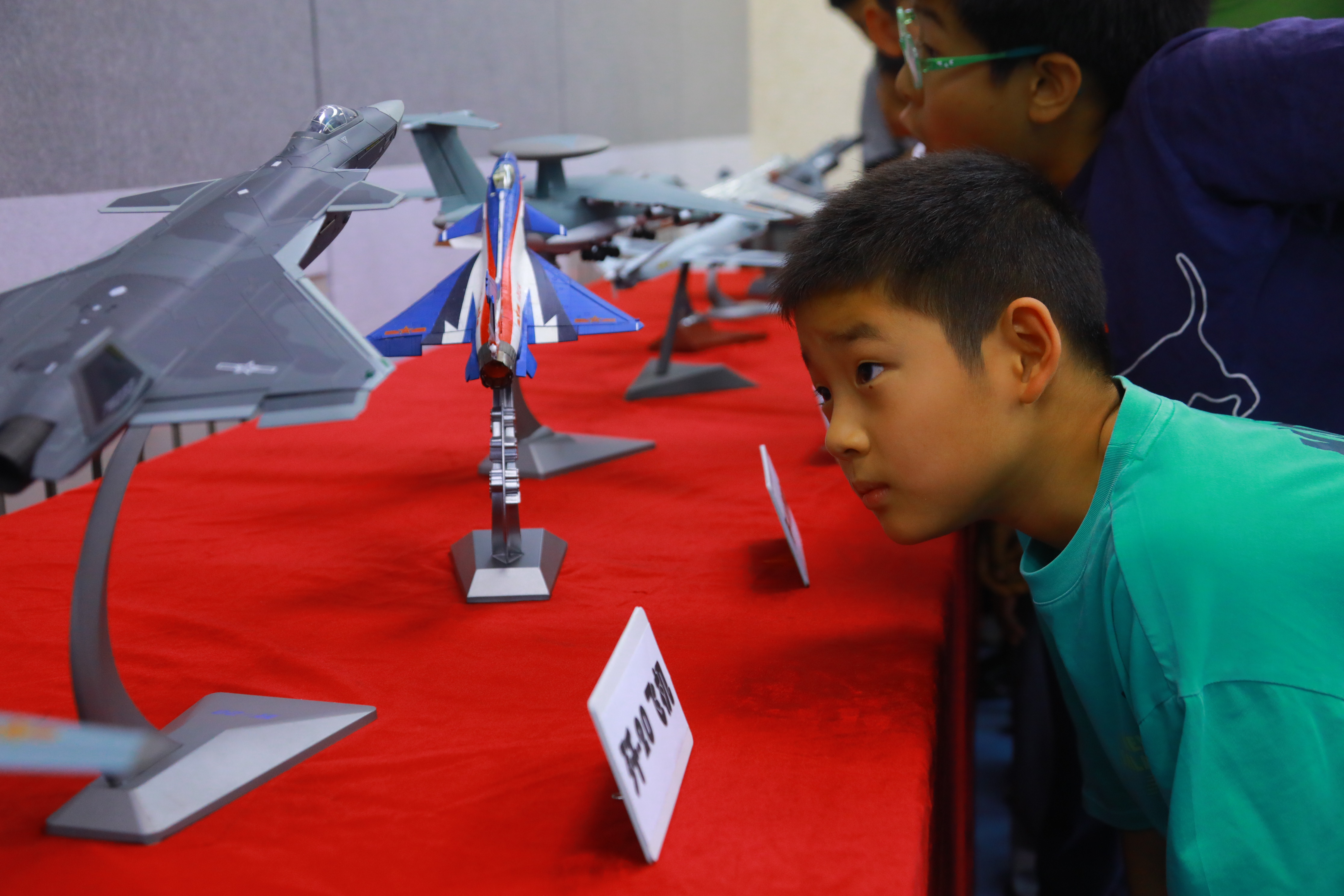 學生觀看校園空軍飛機模型展，了解現(xiàn)代空軍科技強國的力量，感受國防科技魅力。府學胡同小學供圖