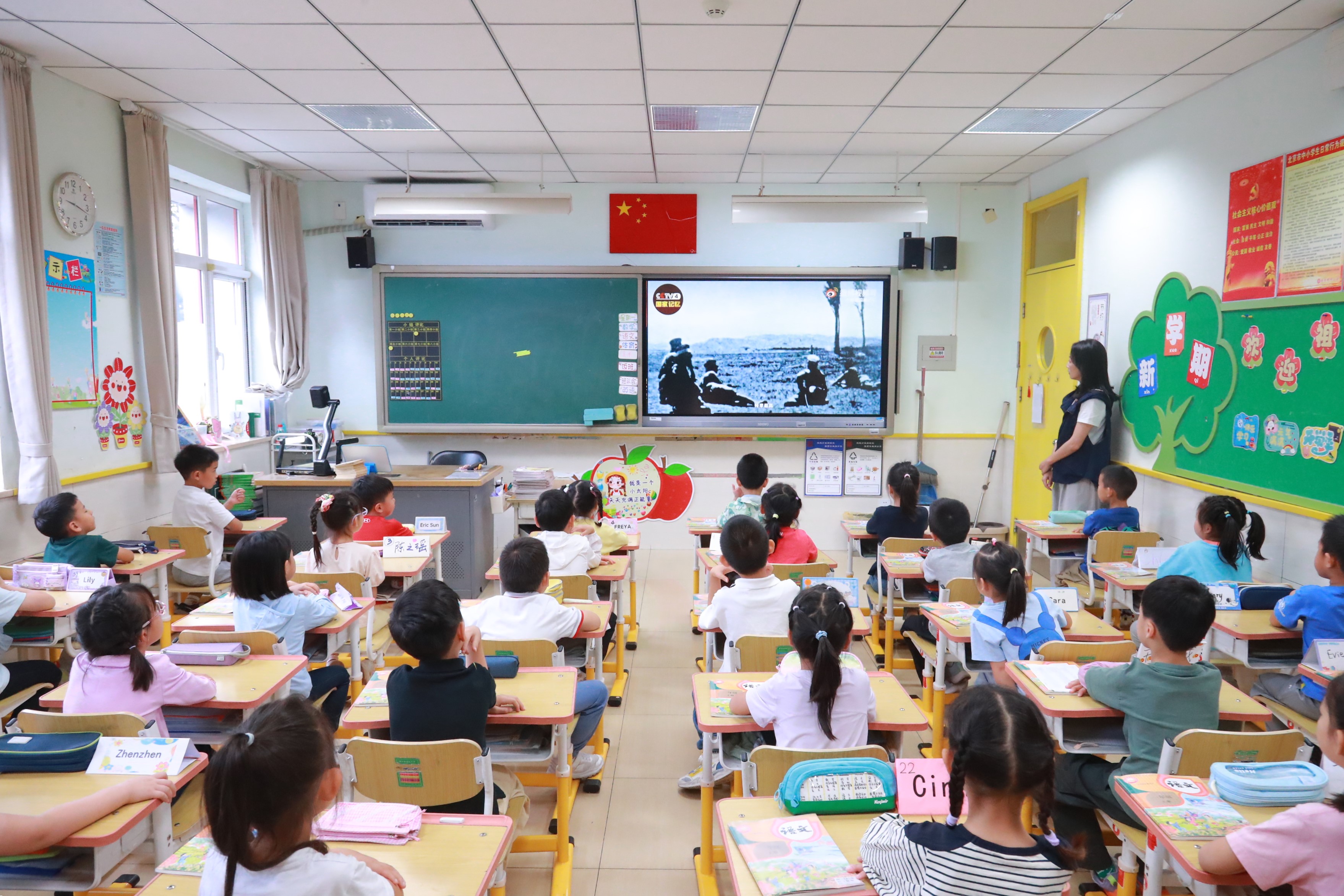 學(xué)生集體收看校園電視臺(tái)由學(xué)生親自講述的抗戰(zhàn)英雄事跡節(jié)目。府學(xué)胡同小學(xué)供圖