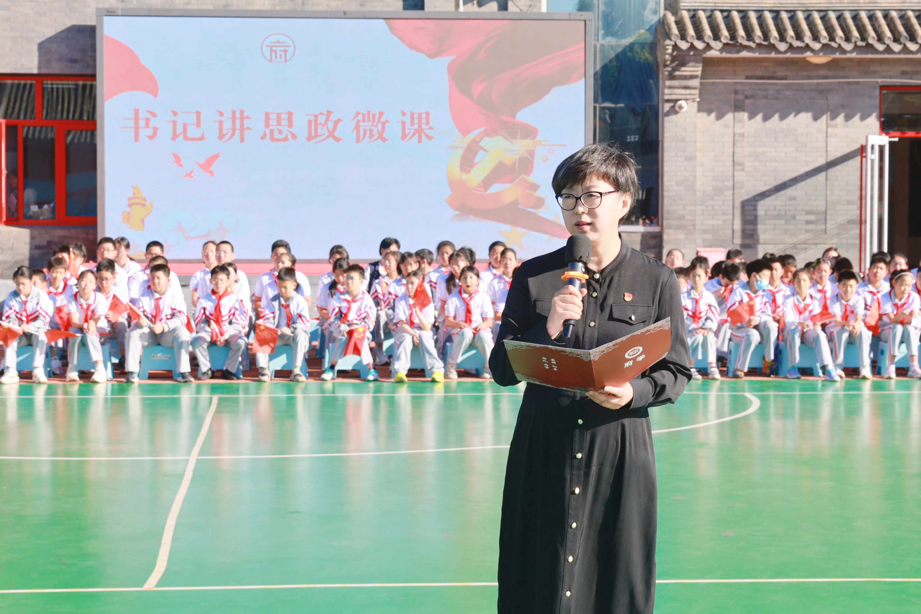 9月18日，學(xué)校舉辦全校愛國主題教育活動。府學(xué)胡同小學(xué)黨委書記滕亞杰開展國防教育微課。府學(xué)胡同小學(xué)供圖