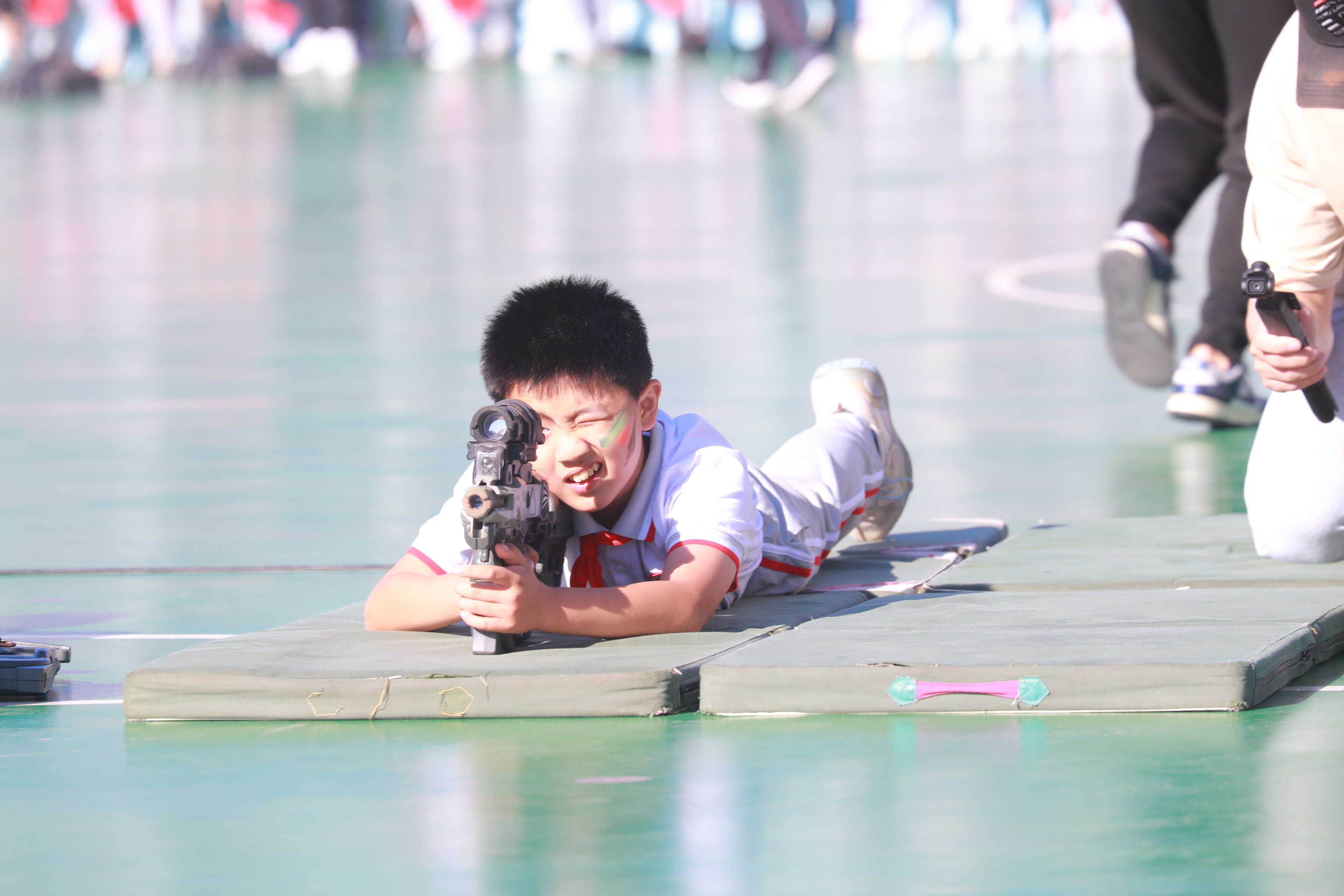 同學(xué)們體驗(yàn)?zāi)M打靶射擊等軍事項(xiàng)目。府學(xué)胡同小學(xué)供圖