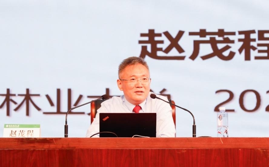 南京林業(yè)大學(xué)黨委書記趙茂程為2025級(jí)新生授課。校方供圖