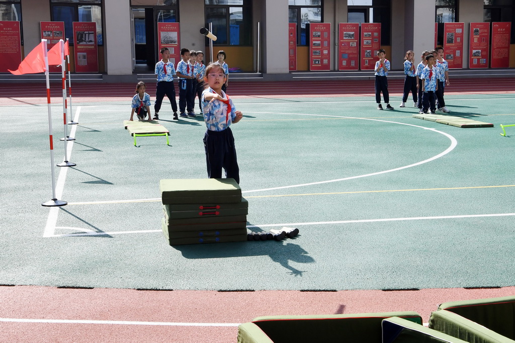 9月24日，北京市第二十中學(xué)附屬育鷹小學(xué)學(xué)生在國(guó)防教育基礎(chǔ)課《偵察兵大比武——投擲與游戲》上投擲。