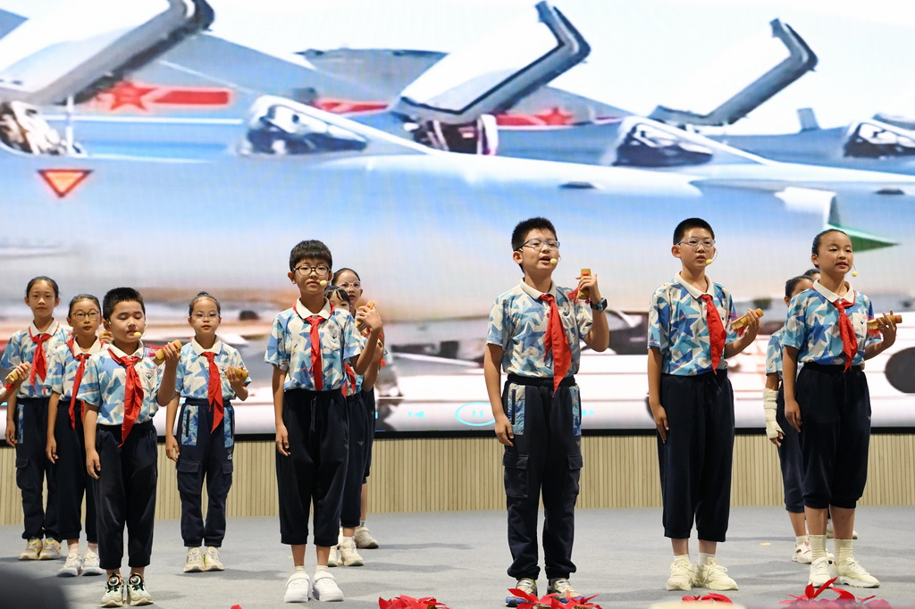 9月24日，北京市第二十中學(xué)附屬育鷹小學(xué)學(xué)生在活動開幕式上表演快板《戰(zhàn)鷹集結(jié)》。