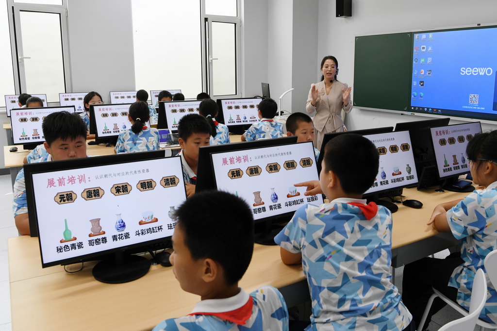 9月24日，老師為北京市第二十中學(xué)附屬育鷹小學(xué)學(xué)生教授人工智能教育通識(shí)課《瓷韻中的算法密碼》。